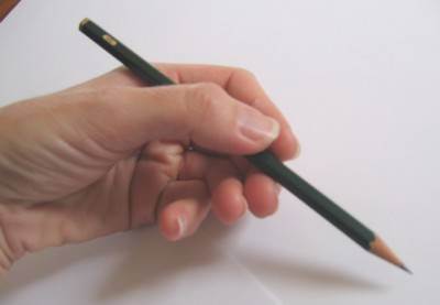 способ держать правильно карандаш