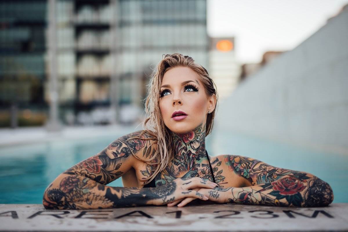 Фото девушки с татуировкой