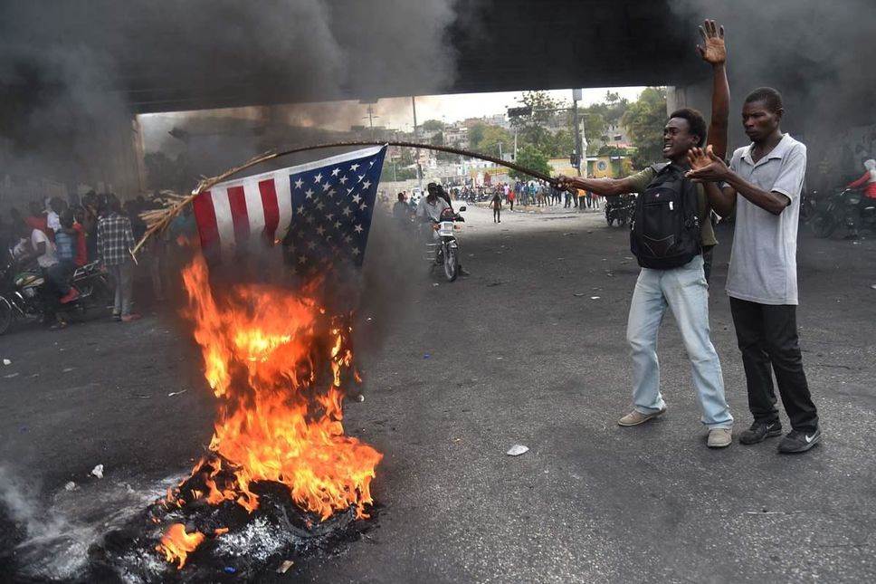 Жители Гаити сожгли американский флаг и попросили помощи у Путина новости в фотографиях