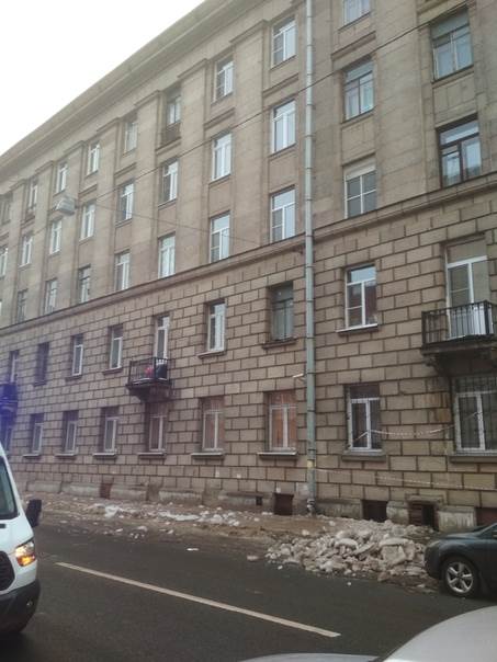Льдина упала на голову мужчине в Невском районе Петербурга в мире