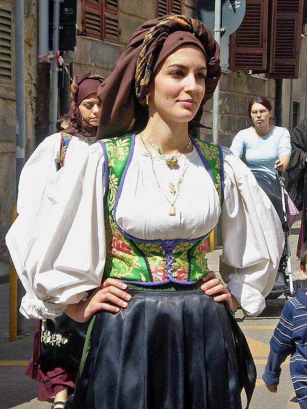 Красивые девушки в традиционных нарядах мира фото девушки