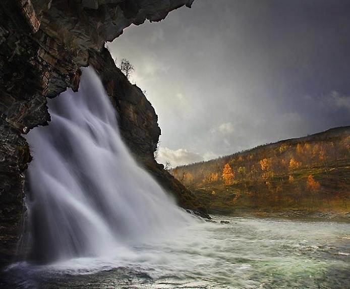 Водопад по другому. Сальто дель Лаха. Шиботн Норвегия. Водопады Норвегии. Красивейший водопад в Норвегии.