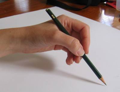 как держать карандаш при рисовании