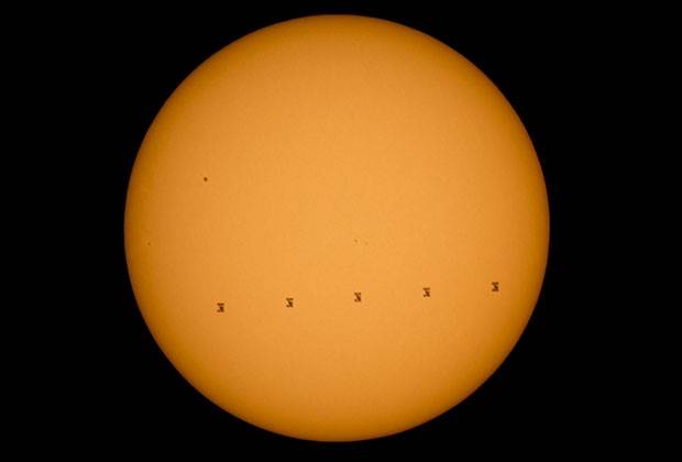 Фото МКС на фоне Солнца