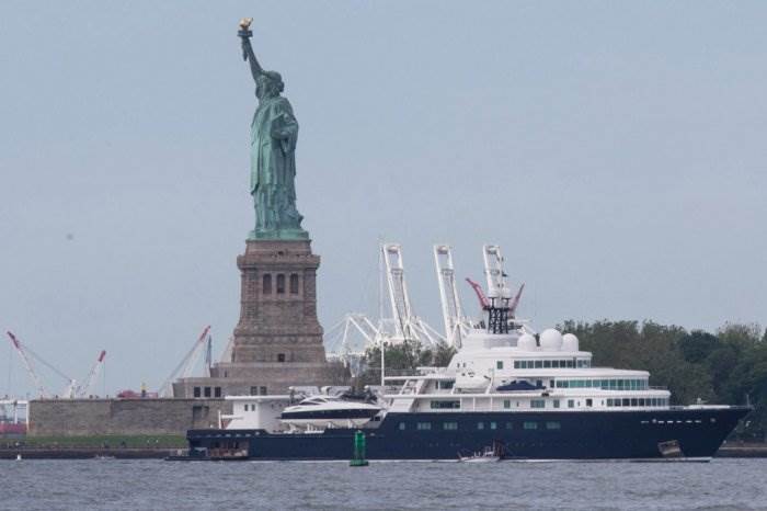 Яхта российского миллиардера загородила статую Свободы