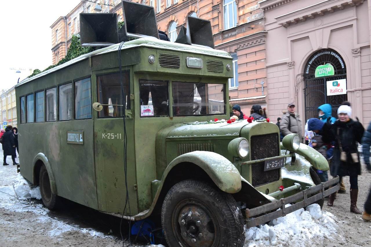 День снятия блокады Ленинграда. Улица жизни