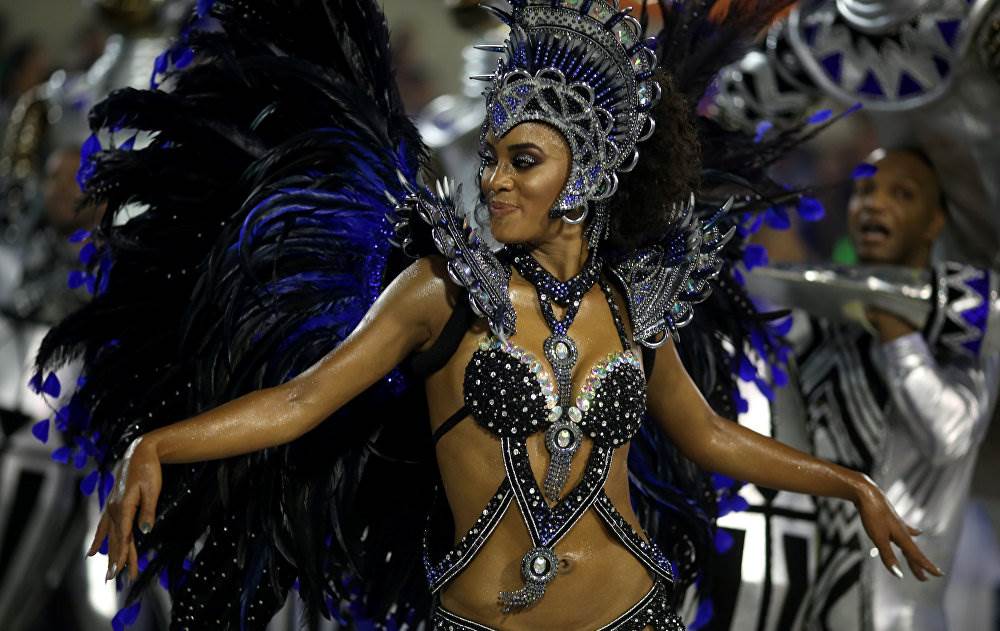Девушка карнавал. Бразильский карнавал в Рио-де-Жанейро. Рио-де-Жанейро карнавал костюмы. Бразильский карнавал 2017. Маскарад в Рио де Жанейро.