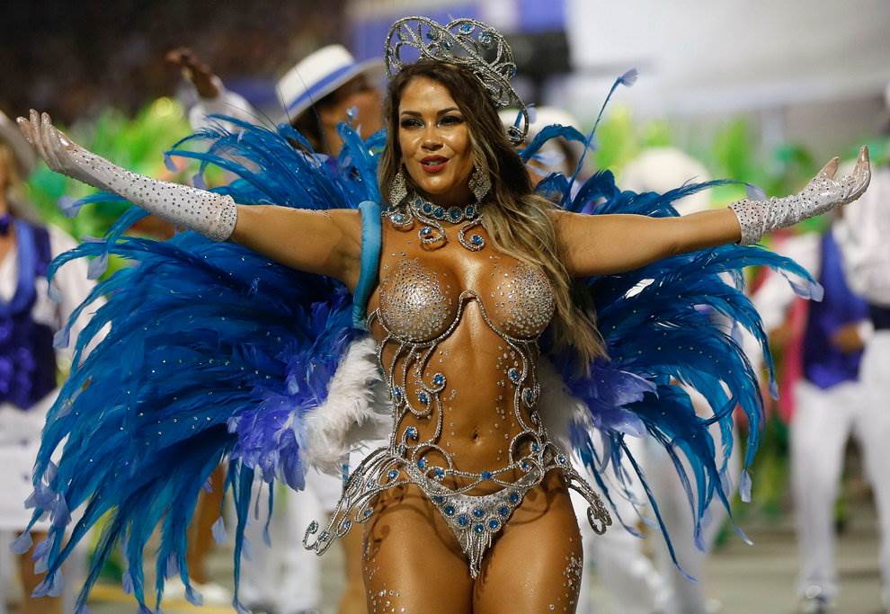 Бразильский карнавал в Рио-де-Жанейро фотографии девушек-танцовщиц.