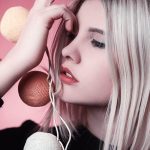 Красивая блондинка