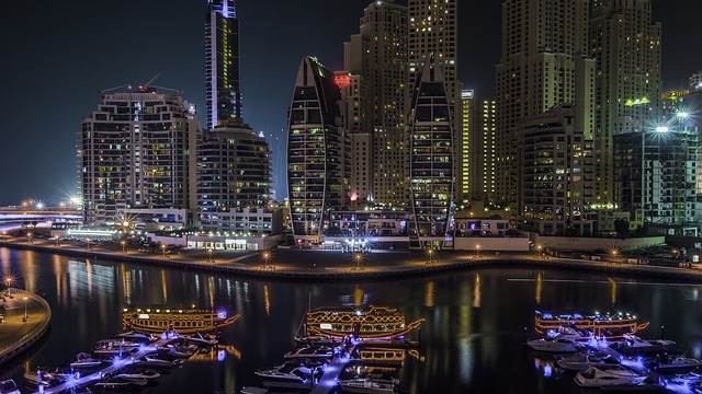 Дубай в ОАЭ ночью фото