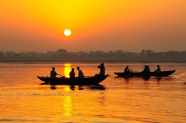 Река с лодками в Индии фото