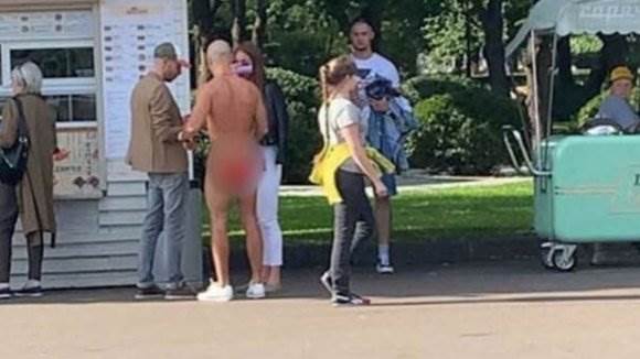 Голый мужчина бегал в Парке Горького фото Новости в фотографиях,голые,Москва,парки,юмор