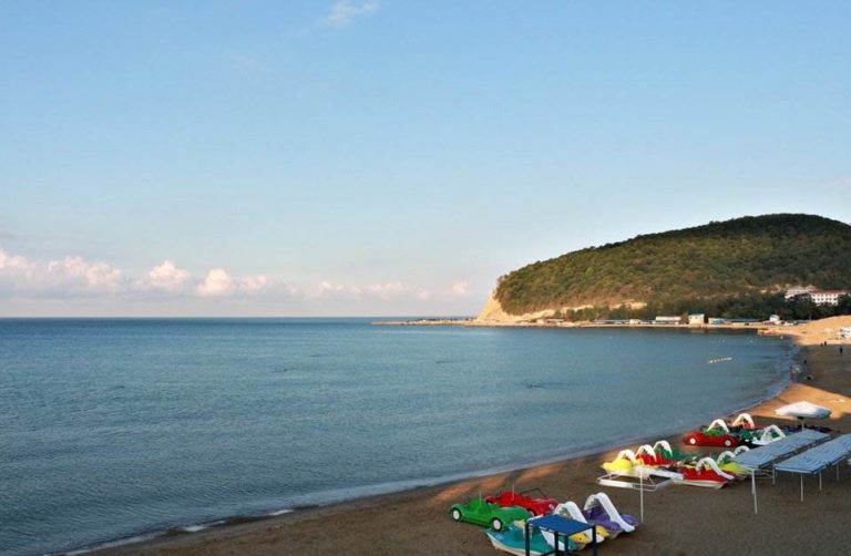 Чем покрыты пляжи Джубги