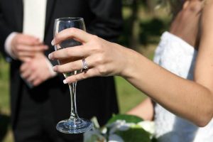 Невеста с бокалом шампанского фото
