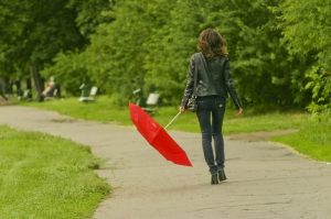 Девушка с красным зонтом