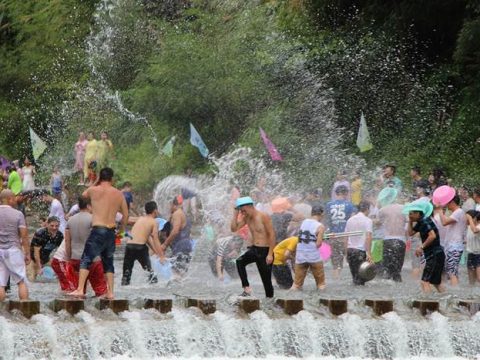 Тайский Новый год фото, обливание водой