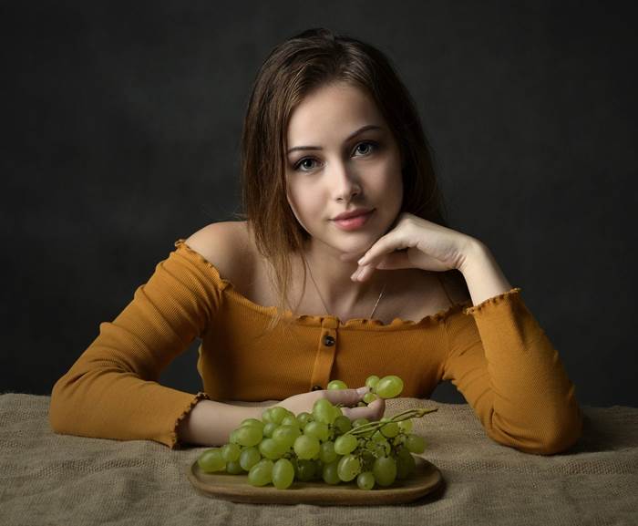 Девушка и виноград