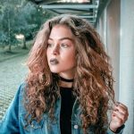 Девушка с чокером