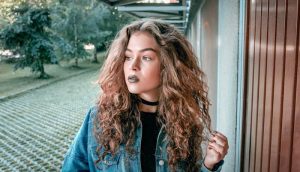 Девушка с чокером