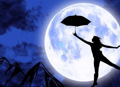 Девушка с зонтиком на фоне Луны