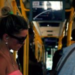 Девушка в общественном транспорте