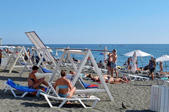 Пляж в Адлере, фото https://nashaplaneta.net/