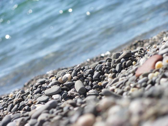 Галечный пляж на берегу моря