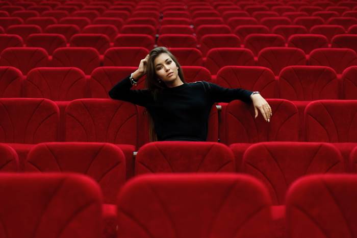 Девушка в кинотеатре