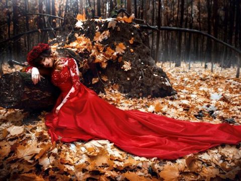 Девушка в красном платье в осеннем лесу