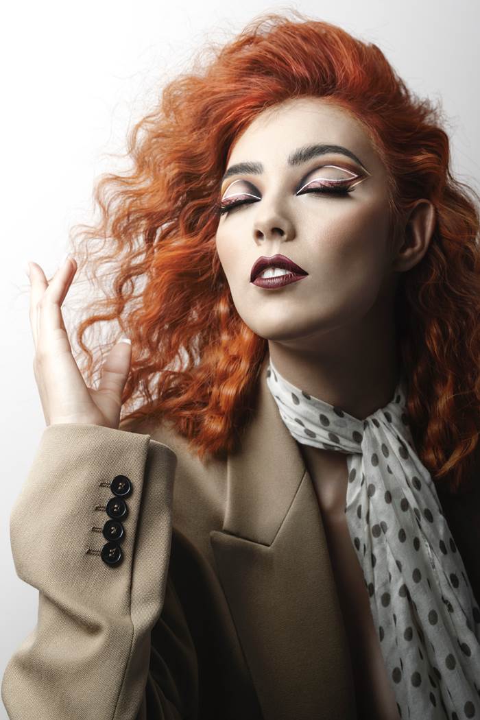 Рыжеволосая девушка