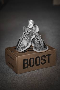 Кроссовки YEEZY BOOST