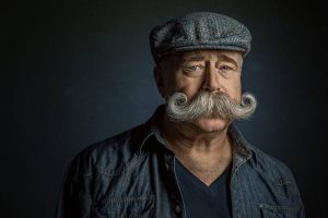 Мужчина с усами в кепке