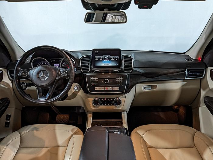 Салон поддержанного Mercedes-Benz GLS 2016