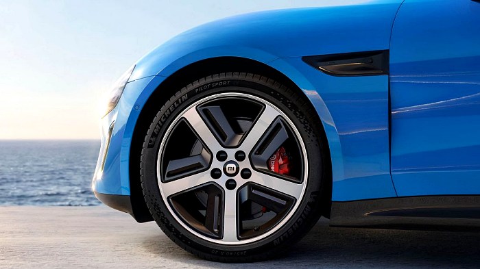 Xiaomi SU7 2026 передняя часть авто