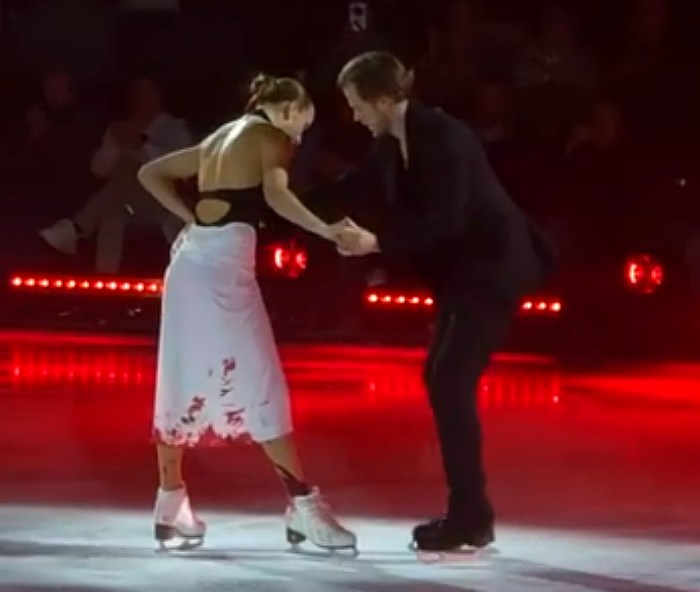 Виктория Синицина получила травму на льду фото