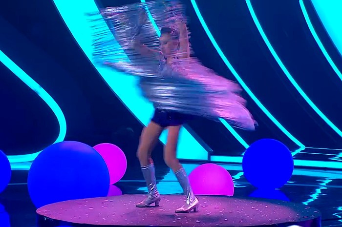 Цзинь Линьлинь номер с хулахупами