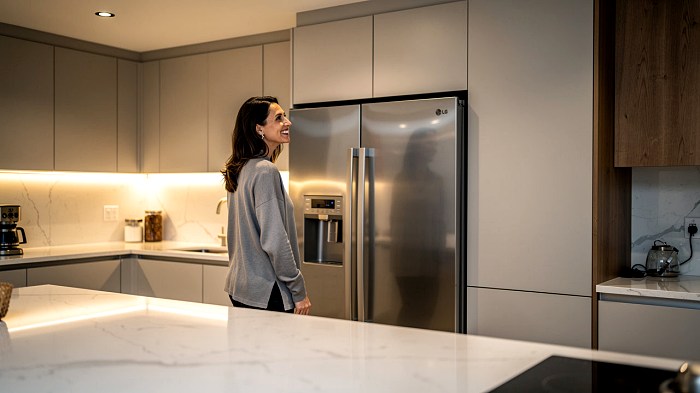 Эволюция кухонного дизайна: от безликих агрегатов к стильным холодильникам LG, требующим бережного ухода