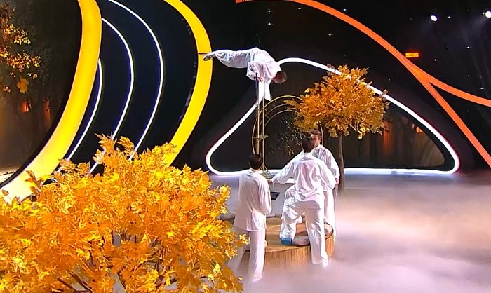 Чжан Гочэн на шоу Удивительные люди