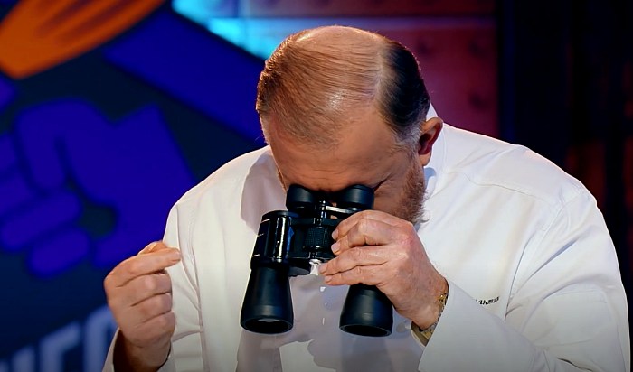Константин Ивлев с биноклем
